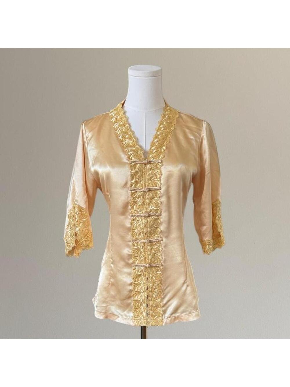 100% silk Tang button shirt. Size L.
